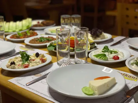 Dostlarla kurulan sofralar